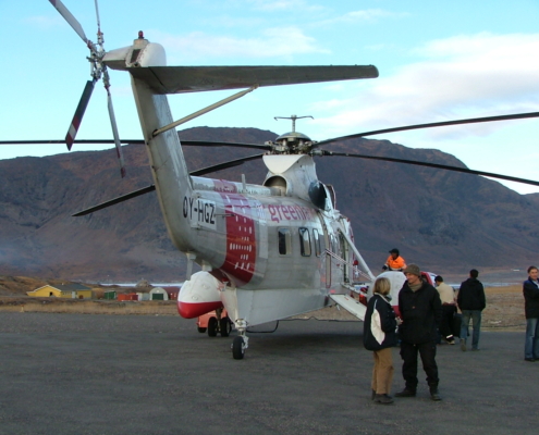 Helikopter steht auf dem Flughafen in Narssarsuaq 