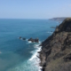 Graue, felsige Steilküste an der Atlantikküste Portugals