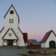 Sakrapolar: Weiße Kirche mit rotem Dach