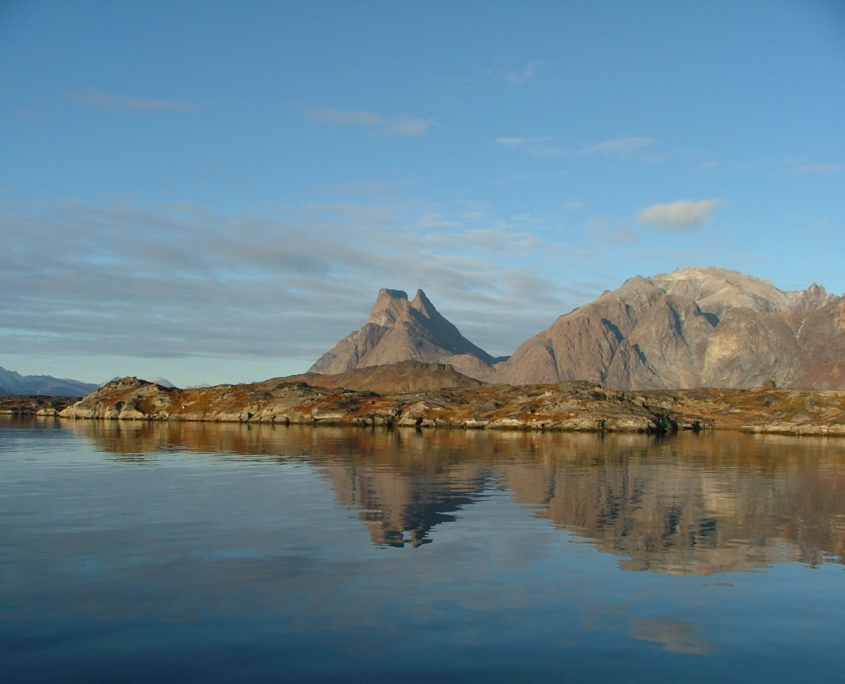 Berge und Fjord in den ersten Sonnenstrahlen