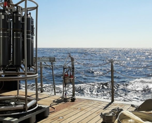 Ein Wasserschöpfer (links), die CTD-Sonde zur Messung von Leitfähigkeit, Temperatur und Tiefe (mitte hinten) und das Bongo-Netz (unten rechts). Die Geräte werden über eine Kranvorrichtung neben dem Schiff auf die richtige Tiefe gebracht.