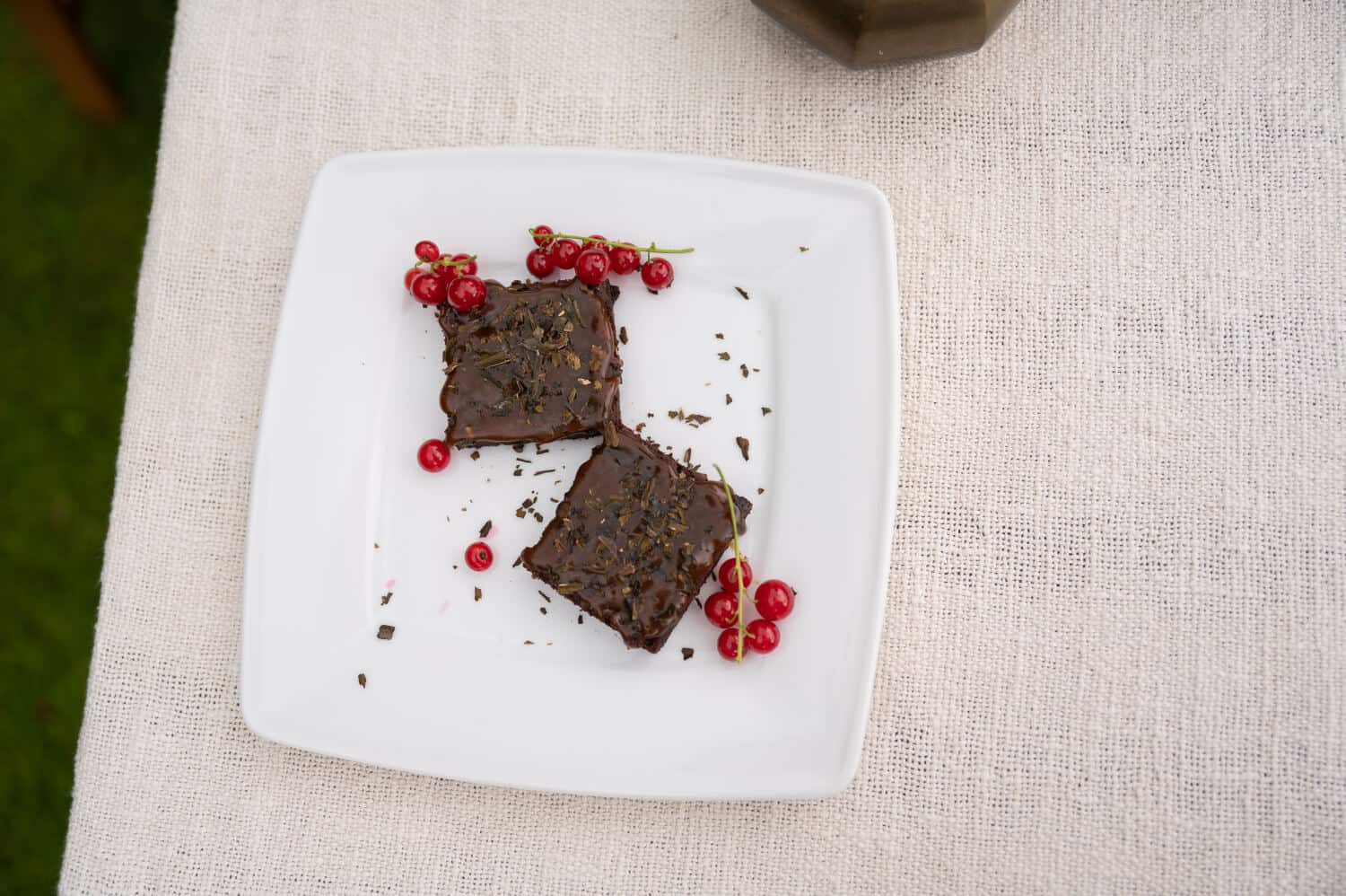 Brownies mit selbstgemachter Kombu-Karamell-Sauce und Johannisbeeren