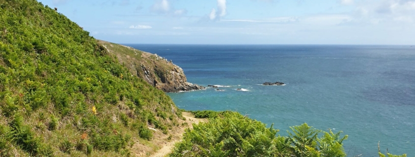 Wanderweg und Meer auf Guernsey