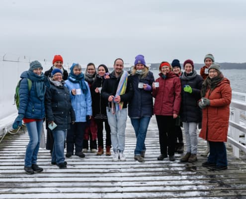 Das Team von oceanBASIS beim Eisbaden im Veganuary